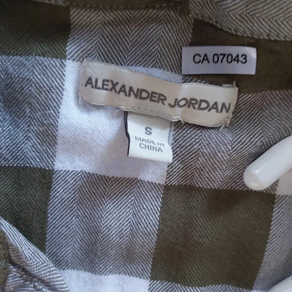 Button down plaid blouse - Picture 2 of 3